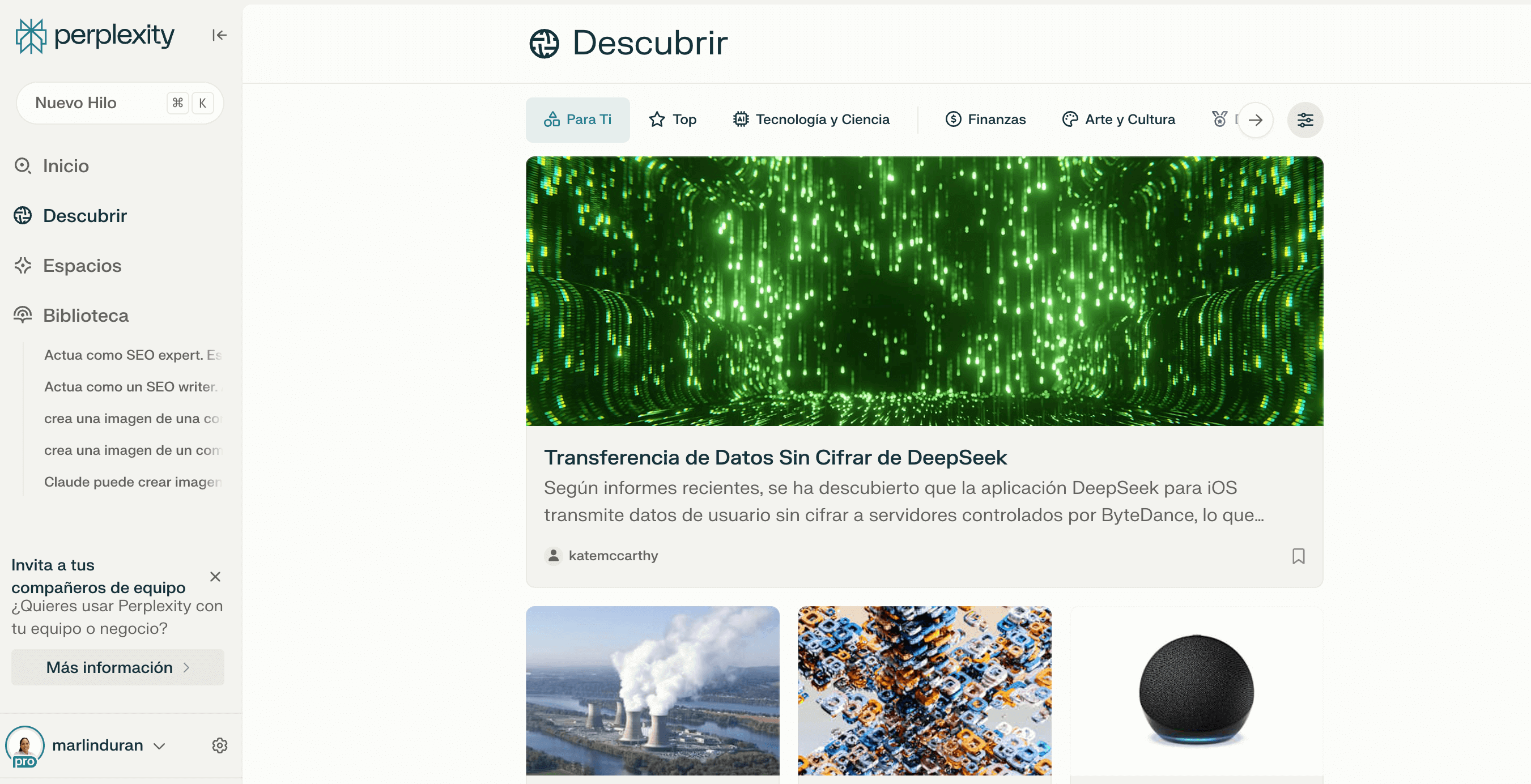 Pantalla de la plataforma Perplexity mostrando la sección ‘Descubrir’ con varias noticias y artículos destacados sobre tecnología y ciencia, incluyendo un artículo principal sobre la transmisión de datos sin cifrar por la aplicación DeepSeek